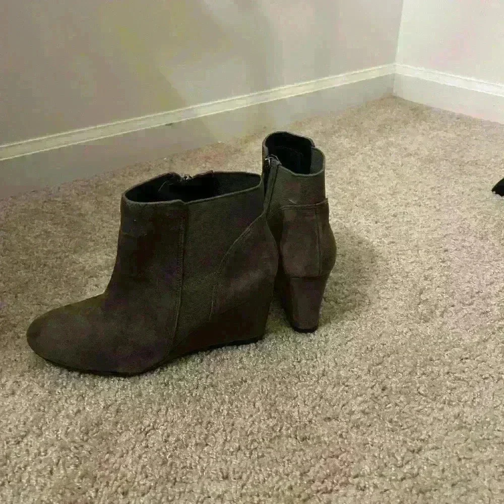 Clarks suede leather upper balance wedge size 5.5M